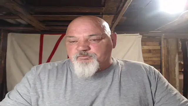 Newfiesausage1972 online show from 31, 5, 2026