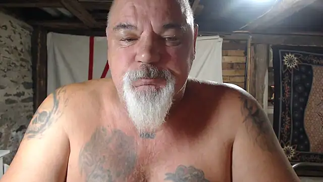 Newfiesausage1972 online show from 19, 7, 2026