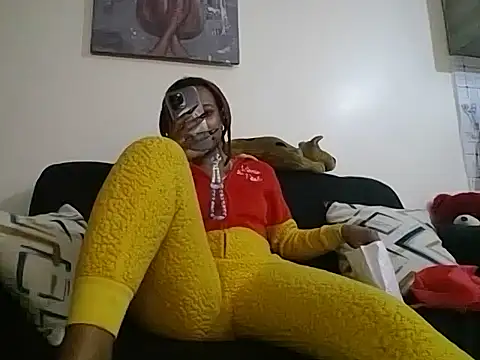 Snapshot of hoely_grail01 chatting on 16, 12, 2025 hoely grail01 online show from 16, 12, 2025