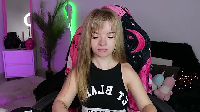 Snapshot of Eva_Rosec chatting on 28, 10, 2025 Eva Rosec online show from 28, 10, 2025