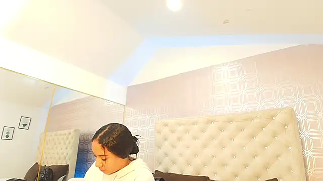 Snapshot of Sara_Desire chatting on 1, 2, 2025 Sara Desire online show from 1, 2, 2025