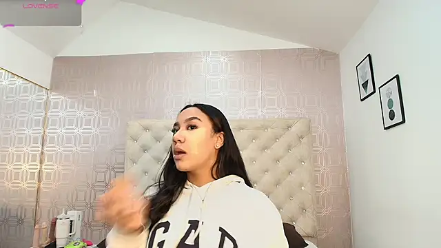 Snapshot of Sara_Desire chatting on 22, 2, 2025 Sara Desire online show from 22, 2, 2025