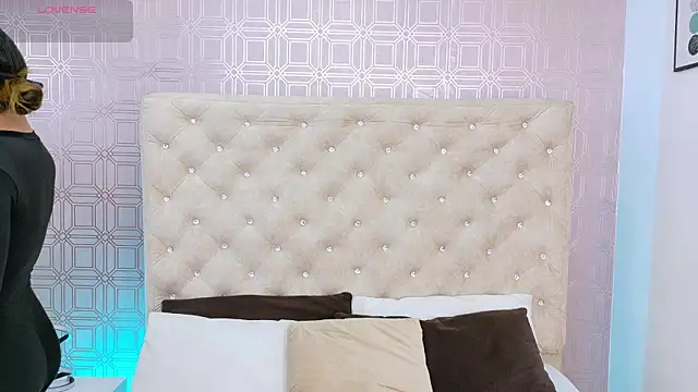 Snapshot of Sara_Desire chatting on 4, 10, 2025 Sara Desire online show from 4, 10, 2025