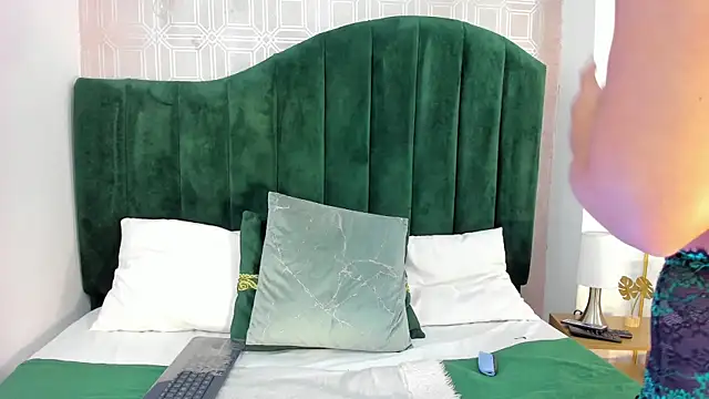 Snapshot of Sara_Desire chatting on 8, 10, 2025 Sara Desire online show from 8, 10, 2025