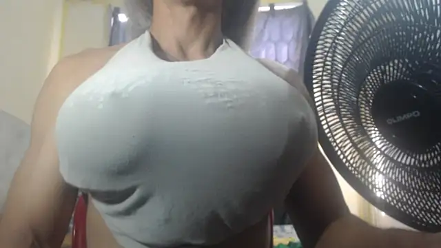 Snapshot of DanielaMuscleTS chatting on 17, 12, 2025 DanielaMuscleTS online show from 17, 12, 2025