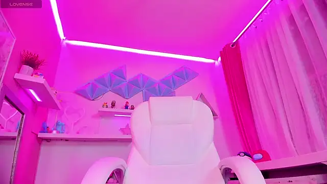 Hanna  Becker  online show from 12, 12, 2024