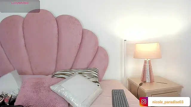 Nicole Paradise online show from 25, 6, 2026
