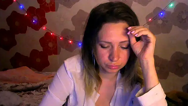 Snapshot of Queen_Daenerys chatting on 8, 10, 2025 Queen Daenerys online show from 8, 10, 2025