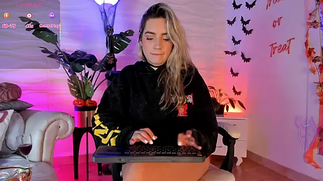 Snapshot of mariablonde_ chatting on 13, 10, 2025 mariablonde  online show from 13, 10, 2025