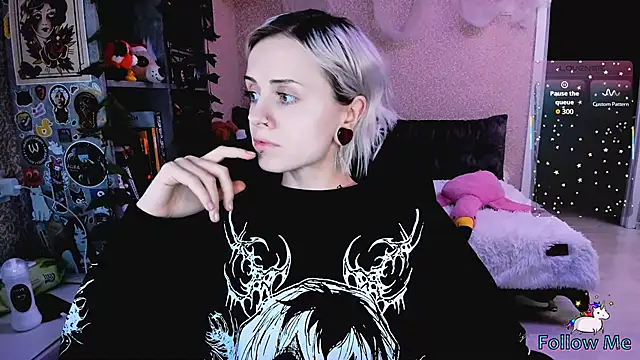 NaniMoore online show from 12, 11, 2025