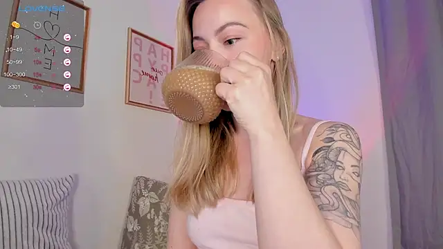 Snapshot of damn_cutie chatting on 17, 10, 2025 damn cutie online show from 17, 10, 2025