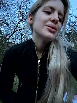 Snapshot of Holly-Glamour chatting on 17, 4, 2026 Holly-Glamour online show from 17, 4, 2026