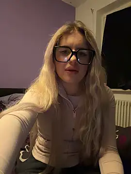 Snapshot of Holly-Glamour chatting on 27, 4, 2026 Holly-Glamour online show from 27, 4, 2026