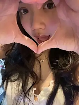 Snapshot of Hotellinh12 chatting on 18, 9, 2025 Hotellinh12 online show from 18, 9, 2025