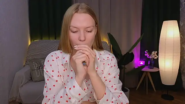 Snapshot of CarolynCohen__ chatting on 12, 1, 2025 CarolynCohen online show from 12, 1, 2025