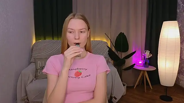 Snapshot of CarolynCohen__ chatting on 6, 2, 2025 CarolynCohen online show from 6, 2, 2025