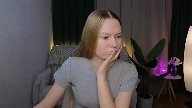 Snapshot of CarolynCohen__ chatting on 18, 2, 2025 CarolynCohen online show from 18, 2, 2025