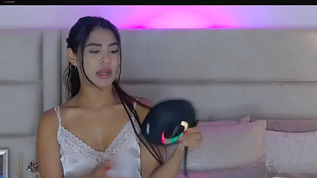 HaileyBaldwin online show from 18, 1, 2025