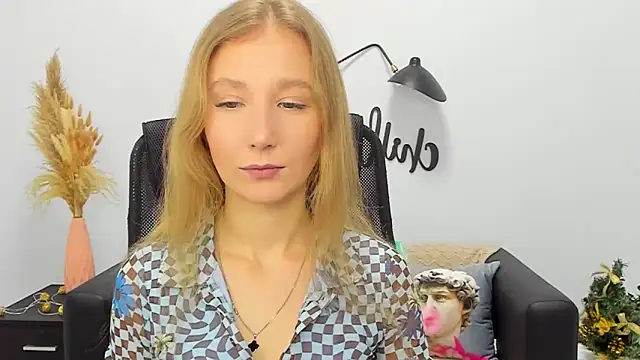 Snapshot of LolaWilsons chatting on 7, 1, 2025 LolaWilsons online show from 7, 1, 2025