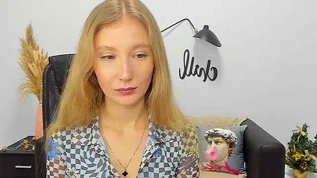 Snapshot of LolaWilsons chatting on 7, 1, 2025 LolaWilsons online show from 7, 1, 2025