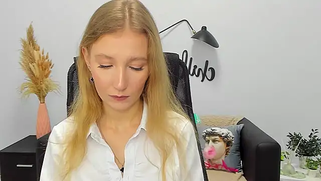 Snapshot of LolaWilsons chatting on 10, 1, 2025 LolaWilsons online show from 10, 1, 2025