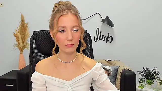 Snapshot of LolaWilsons chatting on 8, 2, 2025 LolaWilsons online show from 8, 2, 2025