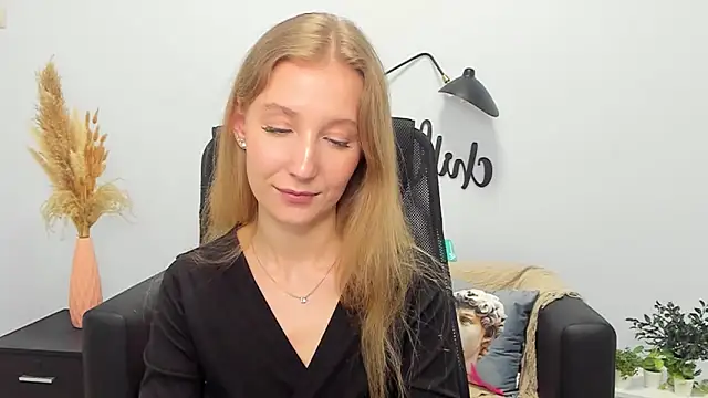 Snapshot of LolaWilsons chatting on 6, 3, 2025 LolaWilsons online show from 6, 3, 2025