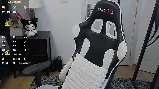 Snapshot of pretty_little_thing chatting on 15, 5, 2026 pretty little thing online show from 15, 5, 2026