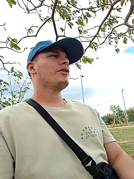 Snapshot of _Ottis_ chatting on 9, 11, 2025 Ottis online show from 9, 11, 2025