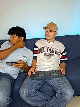 Snapshot of _Ottis_ chatting on 30, 11, 2025 Ottis online show from 30, 11, 2025