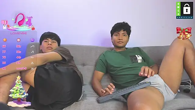 Snapshot of _Ottis_ chatting on 21, 12, 2025 Ottis online show from 21, 12, 2025