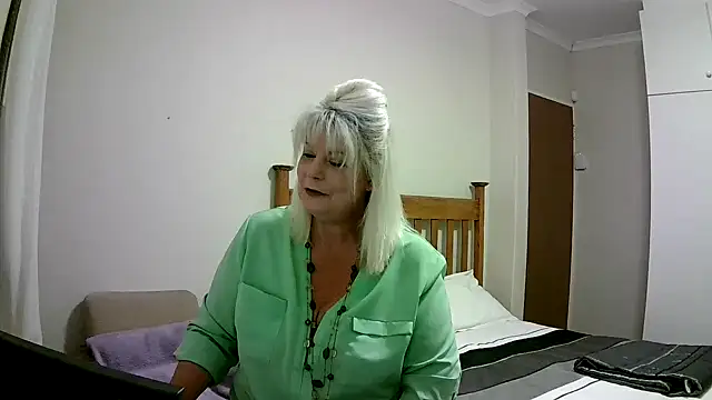 Snapshot of Miahotmilf chatting on 1, 1, 2025 Miahotmilf online show from 1, 1, 2025