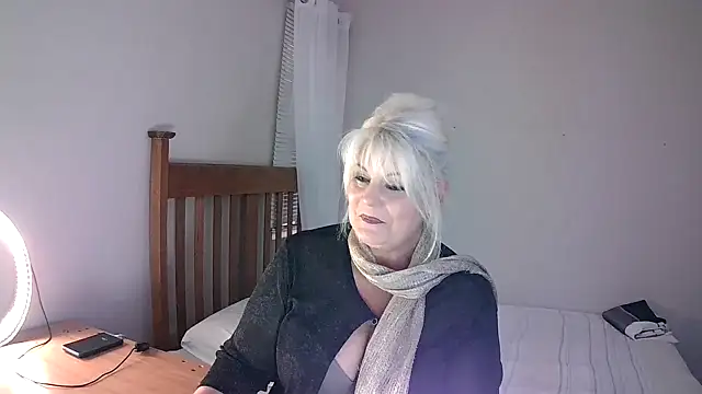 Snapshot of Miahotmilf chatting on 8, 2, 2025 Miahotmilf online show from 8, 2, 2025