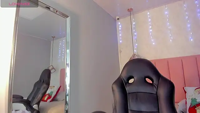 Snapshot of SUNNYCYRUS chatting on 17, 12, 2025 SUNNYCYRUS online show from 17, 12, 2025