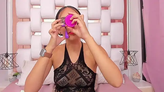 Snapshot of EmmyCruzZ chatting on 2, 11, 2025 EmmyCruzZ online show from 2, 11, 2025