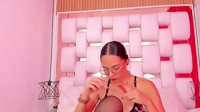 Snapshot of EmmyCruzZ chatting on 19, 11, 2025 EmmyCruzZ online show from 19, 11, 2025