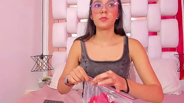 Snapshot of EmmyCruzZ chatting on 24, 11, 2025 EmmyCruzZ online show from 24, 11, 2025