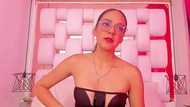 Snapshot of EmmyCruzZ chatting on 4, 12, 2025 EmmyCruzZ online show from 4, 12, 2025