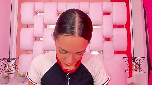 Snapshot of EmmyCruzZ chatting on 15, 12, 2025 EmmyCruzZ online show from 15, 12, 2025