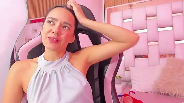 Snapshot of EmmyCruzZ chatting on 16, 12, 2025 EmmyCruzZ online show from 16, 12, 2025