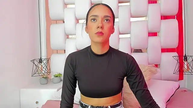 Snapshot of EmmyCruzZ chatting on 20, 12, 2025 EmmyCruzZ online show from 20, 12, 2025