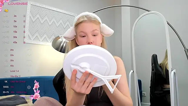 Snapshot of Sarra_Cooper chatting on 5, 12, 2024 Sarra Cooper online show from 5, 12, 2024