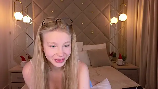 Snapshot of Sarra_Cooper chatting on 27, 12, 2024 Sarra Cooper online show from 27, 12, 2024