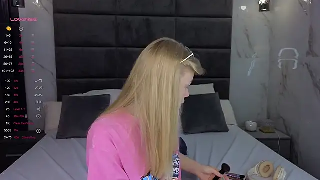 Snapshot of Sarra_Cooper chatting on 12, 3, 2025 Sarra Cooper online show from 12, 3, 2025