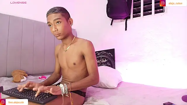 Snapshot of alejo_cute chatting on 6, 2, 2025 alejo cute online show from 6, 2, 2025