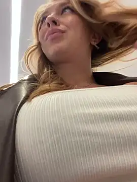 Snapshot of Sweet___Emily chatting on 3, 1, 2025 Sweet   Emily online show from 3, 1, 2025