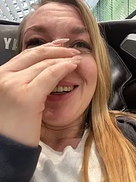 Snapshot of Sweet___Emily chatting on 4, 10, 2025 Sweet   Emily online show from 4, 10, 2025