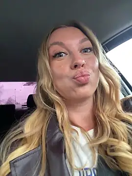 Snapshot of Sweet___Emily chatting on 3, 11, 2025 Sweet   Emily online show from 3, 11, 2025