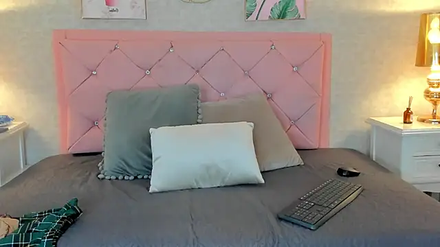 Ginger Violetta  online show from 1, 2, 2025