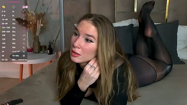 Snapshot of LeslieMines chatting on 28, 11, 2025 LeslieMines online show from 28, 11, 2025